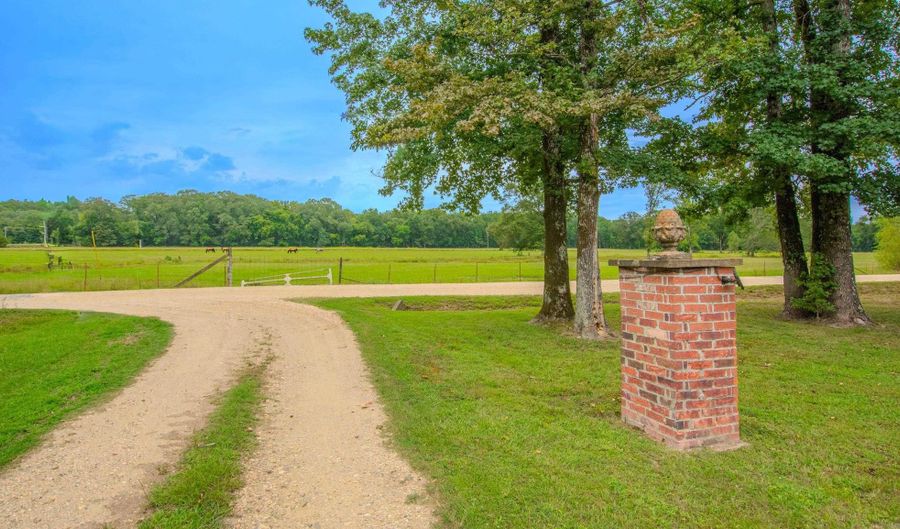 8900 Hinkson Rd, Benton, AR 72019 - 4 Beds, 4 Bath