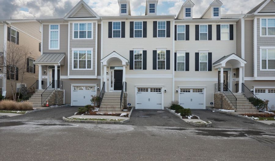 10 Putnam Ln 10, Danbury, CT 06810 - 3 Beds, 4 Bath