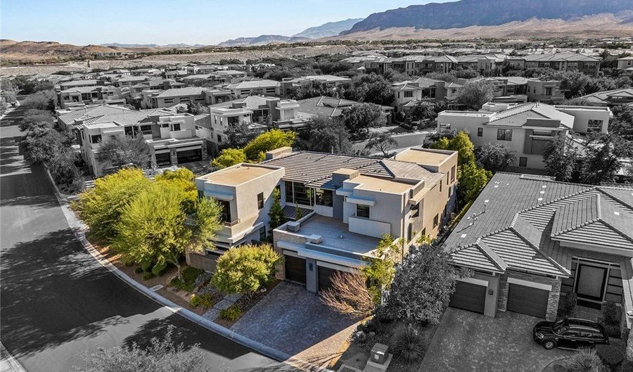 43 Grey Feather Dr, Las Vegas, NV 89135 - 3 Beds, 5 Bath