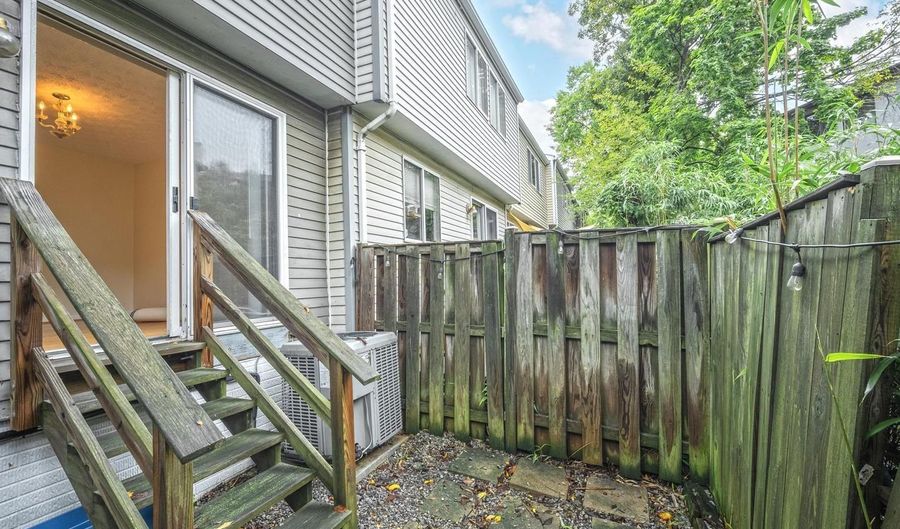 2025 N GLEBE Rd, Arlington, VA 22207 - 3 Beds, 4 Bath