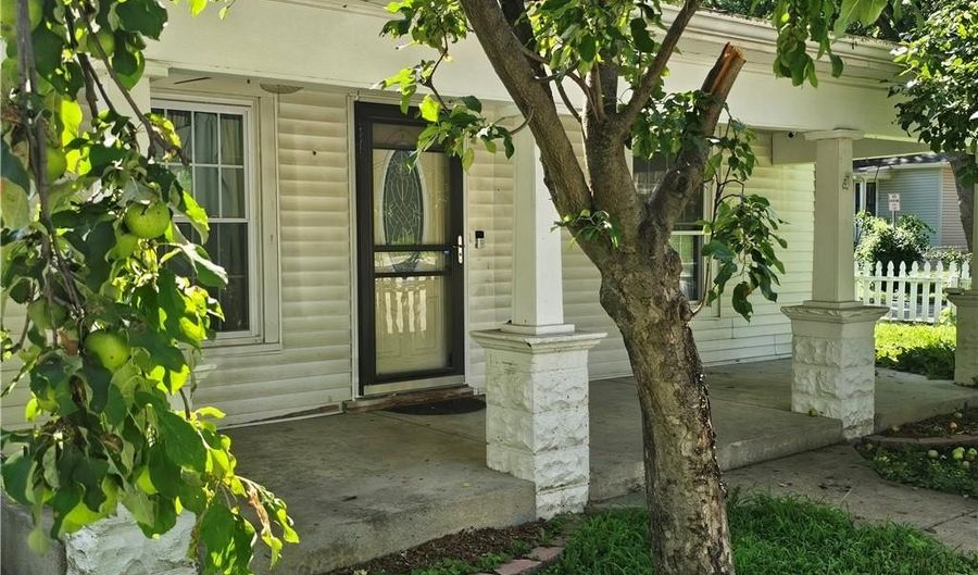 614 S 7th St, Atchison, KS 66002 - 3 Beds, 1 Bath