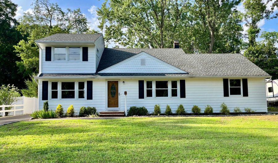 35 Fairview Dr, Middletown, NJ 07748 - 4 Beds, 2 Bath
