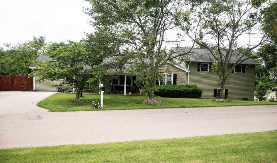 129 Edgewood Dr, Bedford, IN 47421 - 5 Beds, 3 Bath