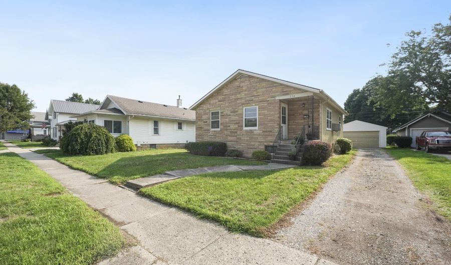 236 Center St, Auburn, IN 46706 - 2 Beds, 1 Bath