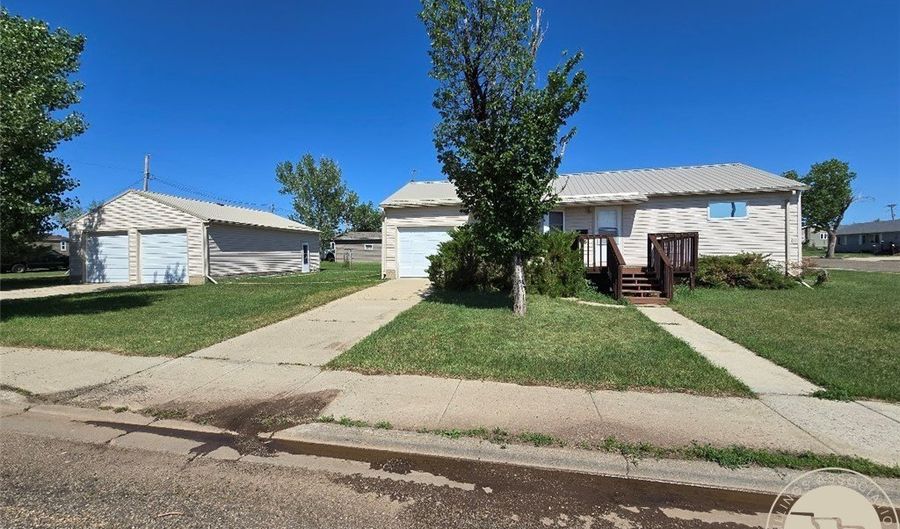 414 S 8th St E, Baker, MT 59313 - 3 Beds, 2 Bath