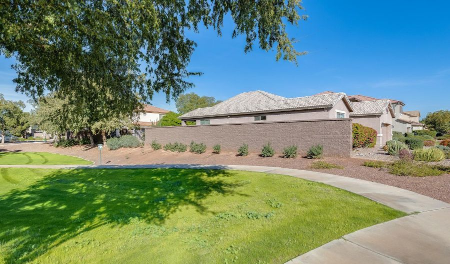 10322 W ROANOKE Ave, Avondale, AZ 85392 - 3 Beds, 2 Bath