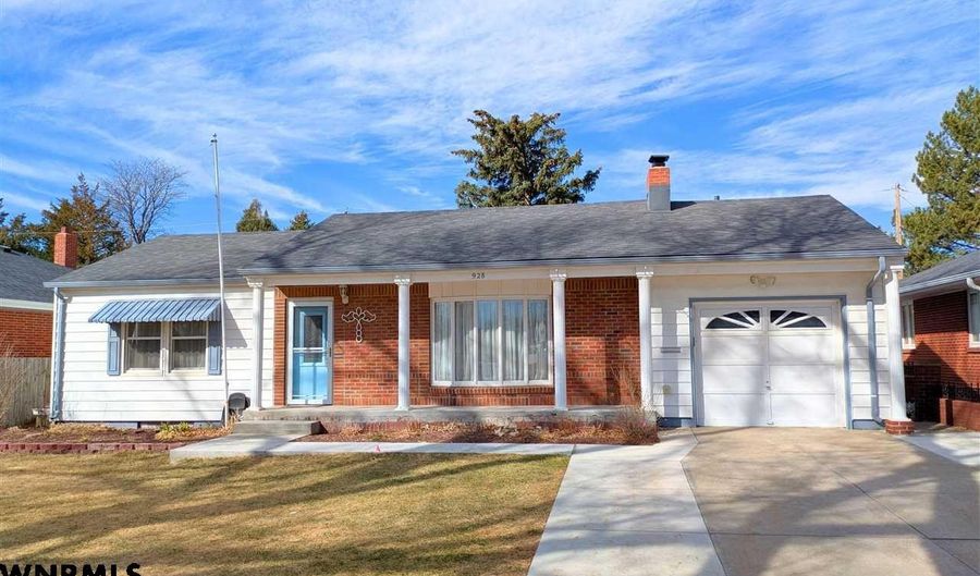 928 BLACK HILLS Ave, Alliance, NE 69301 - 4 Beds, 3 Bath