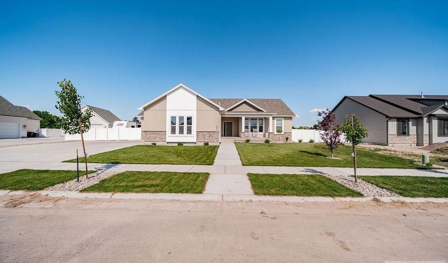 542 Steinfeld Dr, Ammon, ID 83401 - 5 Beds, 3 Bath