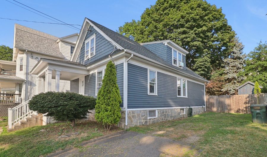 30 Dover St, Bridgeport, CT 06610 - 3 Beds, 1 Bath