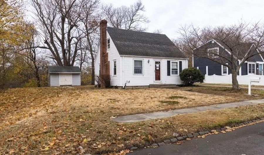 46 Roslyn Ave, Cranston, RI 02910 - 2 Beds, 2 Bath