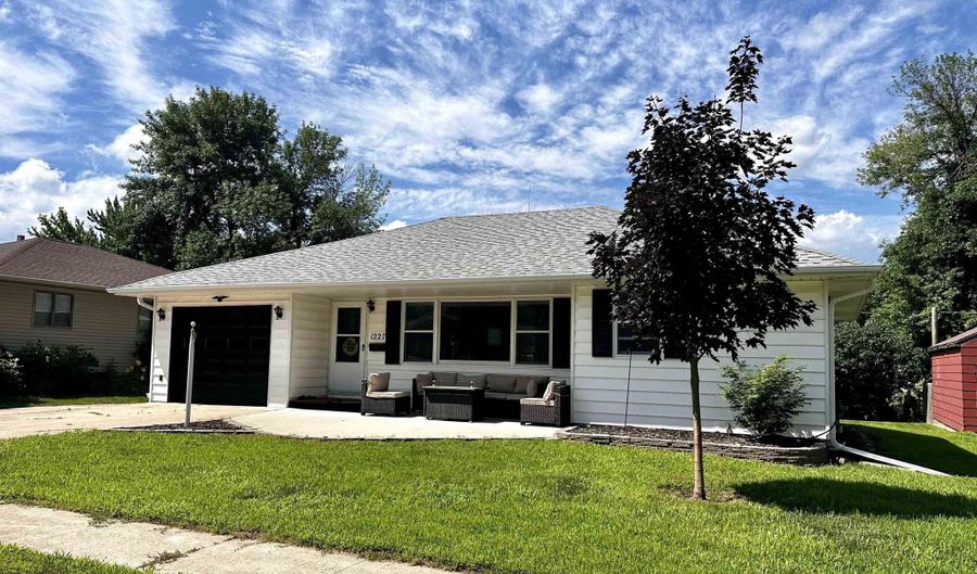 1227 E Linden St, Algona, IA 50511 - 2 Beds, 2 Bath