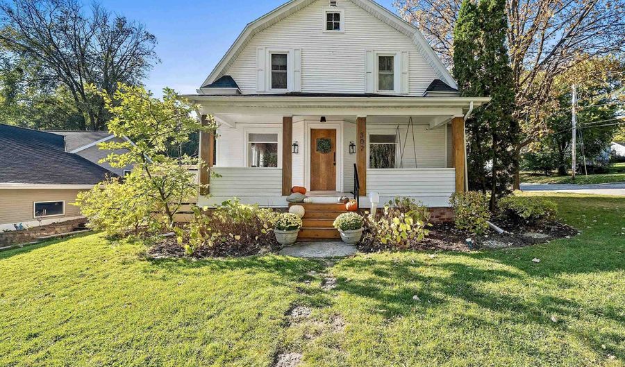 302 E MISSION Rd, Allouez, WI 54301 - 3 Beds, 1 Bath