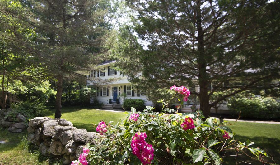 3 Deerfield Dr, Clinton, CT 06413 - 4 Beds, 3 Bath