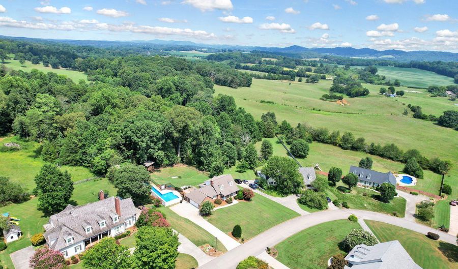 3046 Hawthorne St, Athens, TN 37303 - 3 Beds, 4 Bath