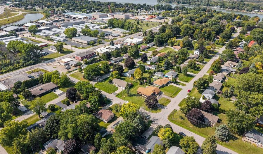 2570 PALISADES Ln, Appleton, WI 54915 - 3 Beds, 2 Bath