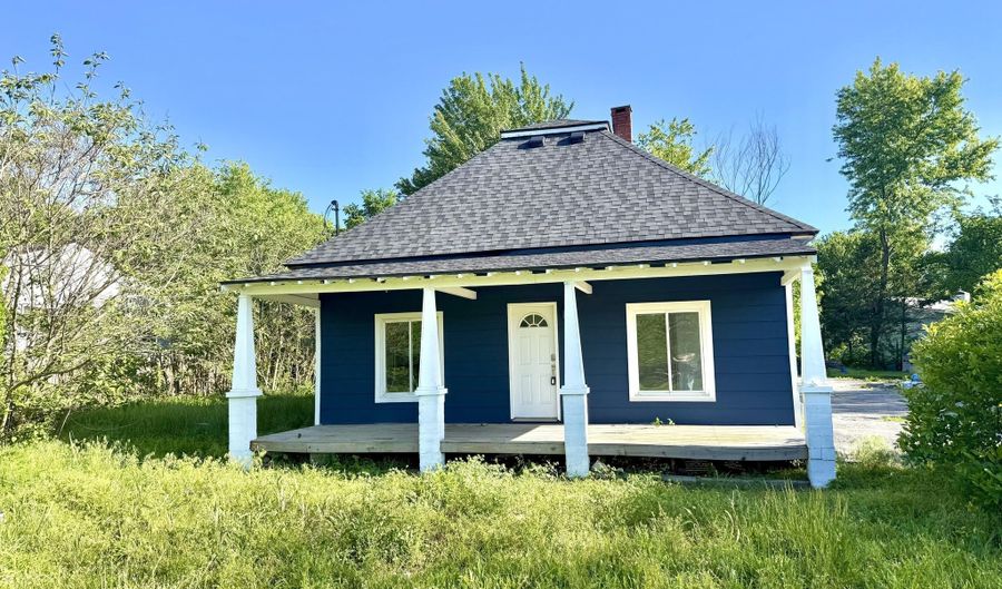 301 W High St, Alba, MO 64830 - 2 Beds, 2 Bath