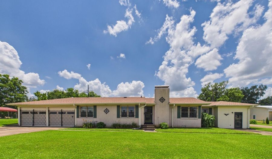 513 Montgomery St, Aberdeen, MS 39730 - 3 Beds, 2 Bath