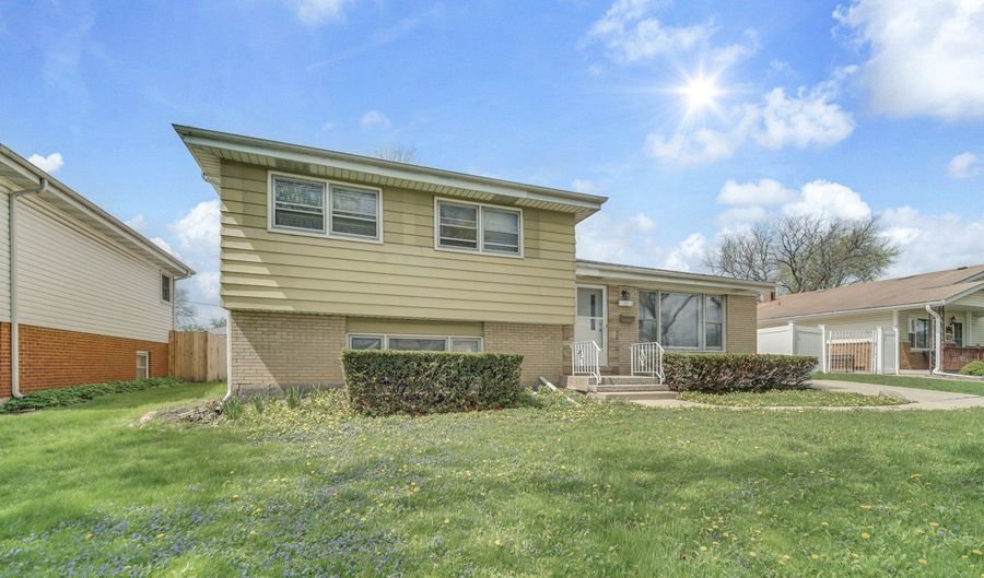 10 N ADAMS Dr, Addison, IL 60101 - 3 Beds, 2 Bath