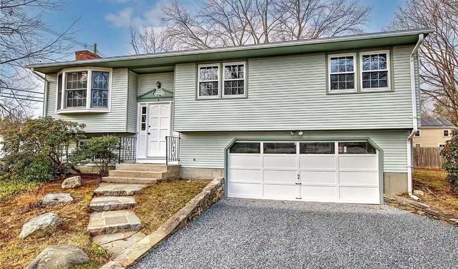 2 Simmons Rd, Barrington, RI 02806 - 3 Beds, 2 Bath