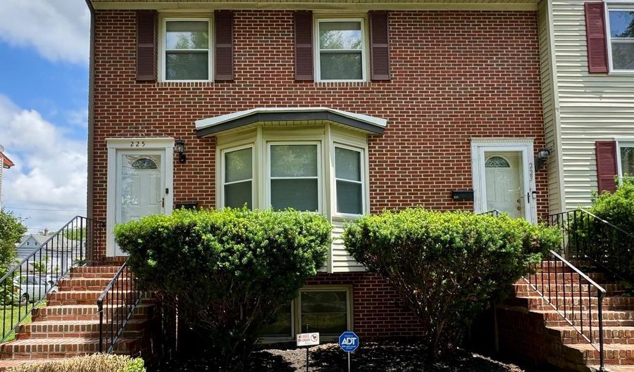 225 N NEW St, Dover, DE 19904 - 3 Beds, 2 Bath
