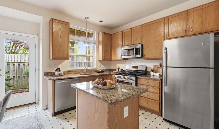8354 HUNTER MURPHY Cir, Alexandria, VA 22309 - 2 Beds, 3 Bath