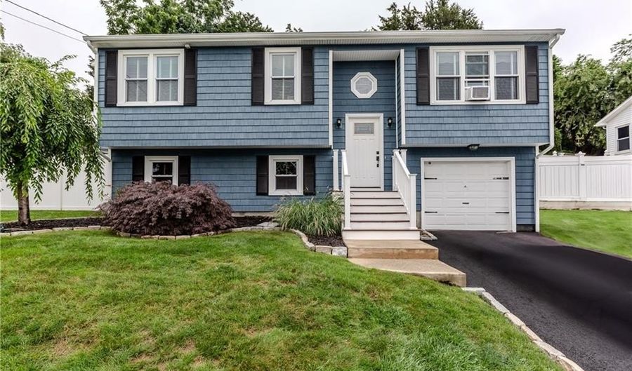 10 Pembroke Dr, Johnston, RI 02919 - 3 Beds, 2 Bath
