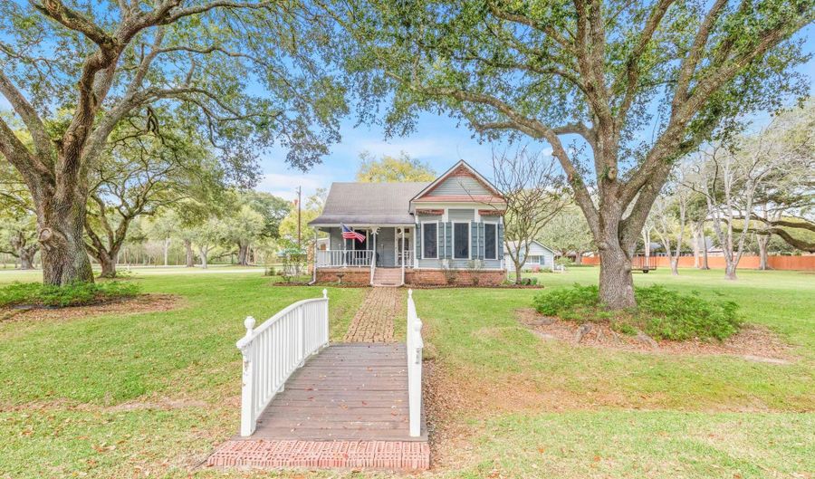 8916 Eastwood Dr, Abbeville, LA 70510 - 3 Beds, 2 Bath
