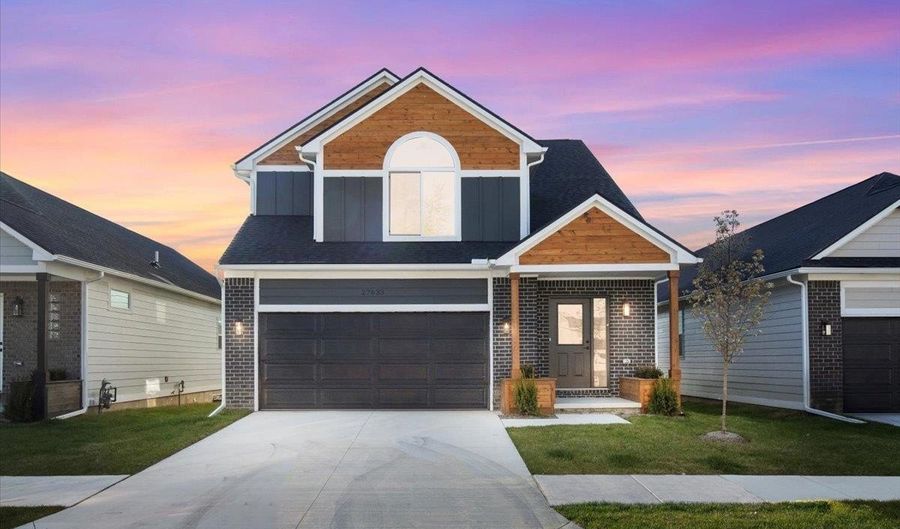 27633 Maryjane Ln E, Chesterfield, MI 48047 - 3 Beds, 3 Bath