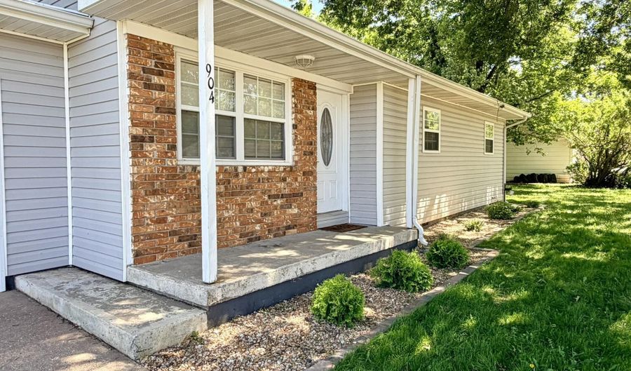 904 S Oak Ridge Dr, Aurora, MO 65605 - 4 Beds, 2 Bath