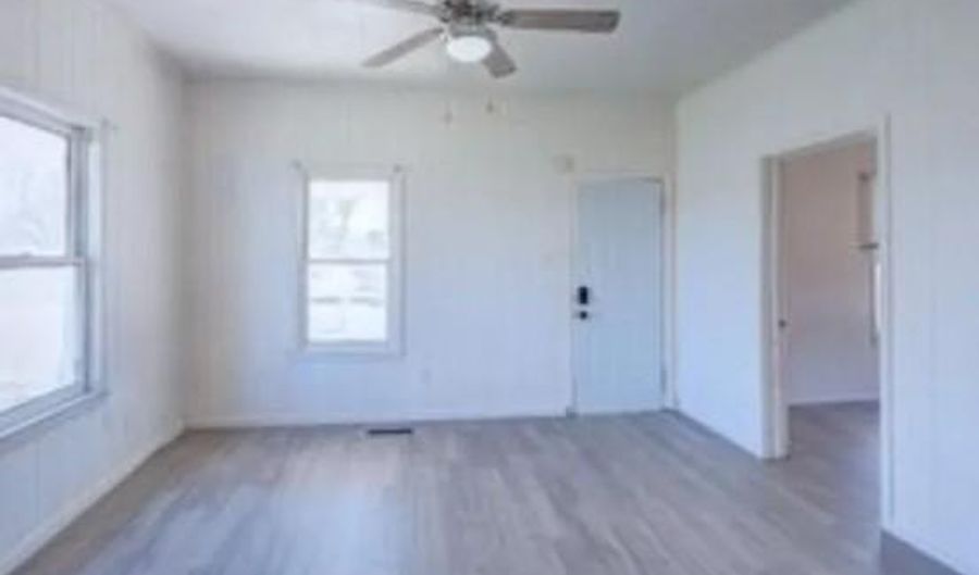 410 E Taylor Ave, Arkansas City, KS 67005 - 2 Beds, 1 Bath