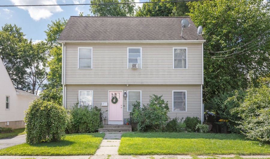 8 James St, Danbury, CT 06810 - 2 Beds, 2 Bath