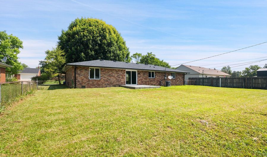 615 Country Club Ln, Anderson, IN 46011 - 2 Beds, 2 Bath
