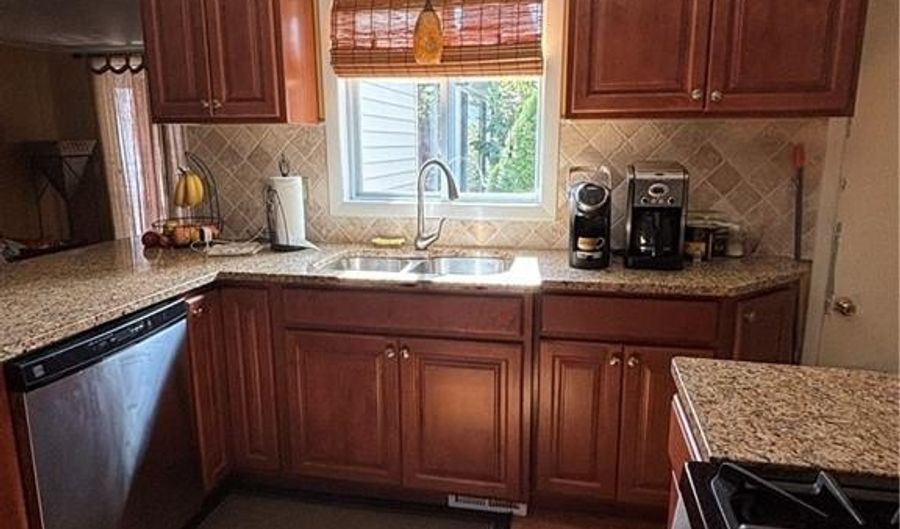 20 Wild Berry Dr, Cranston, RI 02920 - 3 Beds, 2 Bath