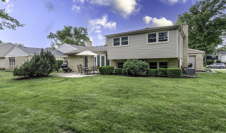 1631 S Surrey Ridge Dr, Arlington Heights, IL 60005 - 3 Beds, 2 Bath