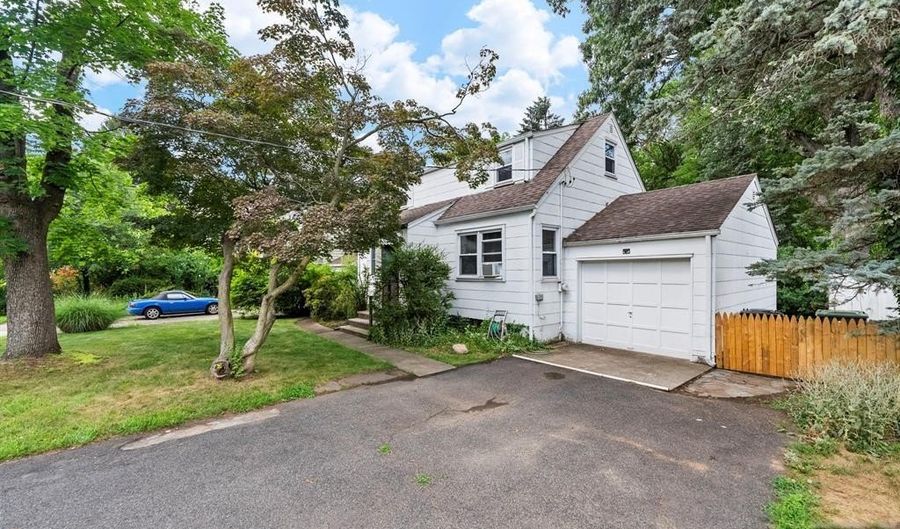 305 E Main St, Bergenfield, NJ 07621 - 2 Beds, 3 Bath
