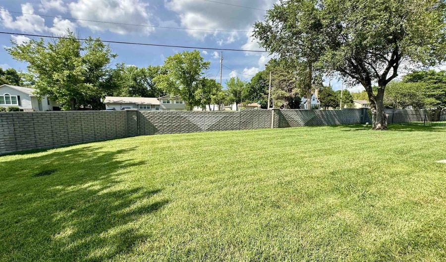 616 Autumn Ridge Ct, Andover, KS 67002 - 2 Beds, 1 Bath