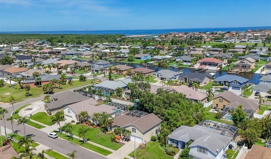 815 GREENVIEW Dr, Apollo Beach, FL 33572 - 3 Beds, 3 Bath