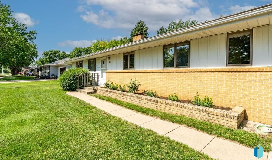 207 S 11th St, Beresford, SD 57004 - 3 Beds, 2 Bath