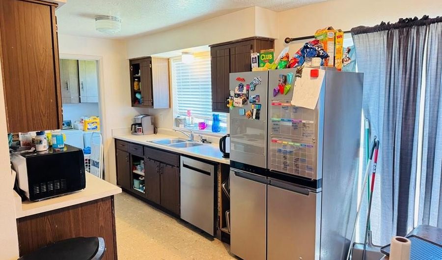 696 Lilac St, Blackfoot, ID 83221 - 5 Beds, 2 Bath