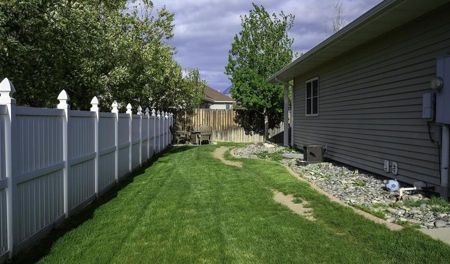 913 34th St, Cody, WY 82414 - 5 Beds, 2 Bath