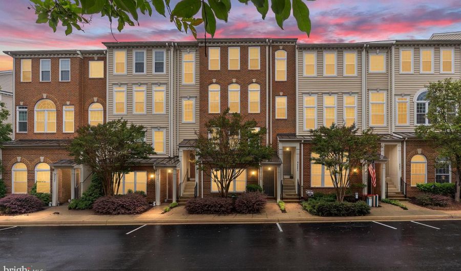 42245 BLACK ROCK Ter, Aldie, VA 20105 - 2 Beds, 3 Bath