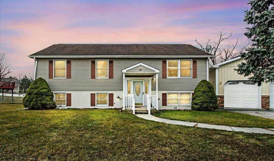10 HEIGHTS Ct, Abbottstown, PA 17301 - 4 Beds, 3 Bath
