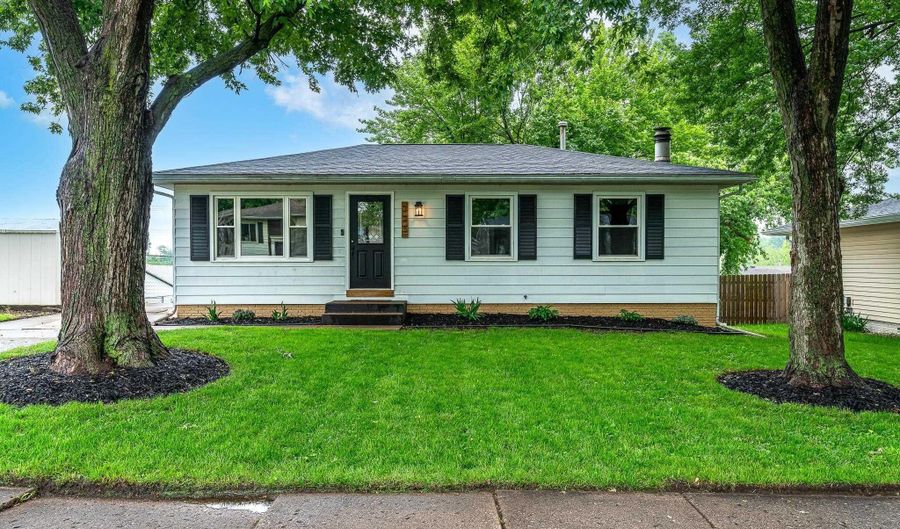 325 W 61ST Pl, Davenport, IA 52806 - 3 Beds, 2 Bath