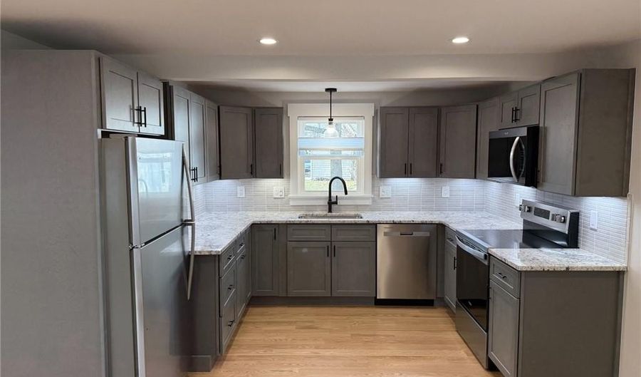 863 Main St 1, East Greenwich, RI 02818 - 2 Beds, 1 Bath