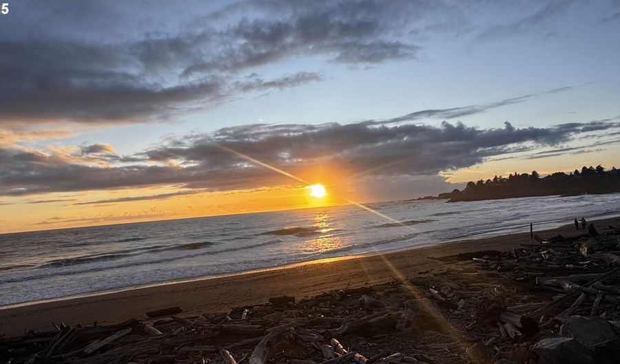 97818 HANSCAM Ln, Brookings, OR 97415 - 3 Beds, 3 Bath