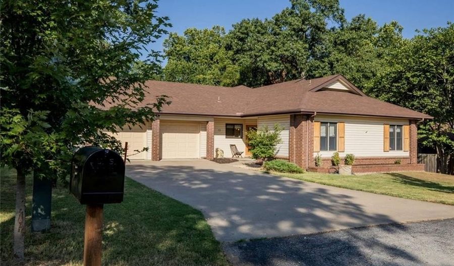 13 Dunedin Dr, Bella Vista, AR 72715 - 3 Beds, 2 Bath