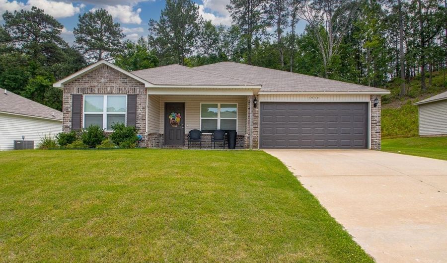 1939 Auburn Hills Dr, Benton, AR 72015 - 4 Beds, 2 Bath
