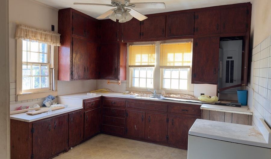 232 E Calhoun St, Bruce, MS 38915 - 3 Beds, 3 Bath