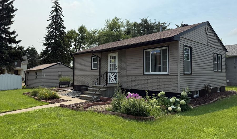 1002 SE 7th Ave, Aberdeen, SD 57401 - 2 Beds, 1 Bath