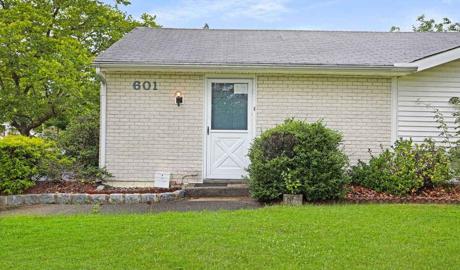 4 Dawn Way, Aberdeen, NJ 07747 - 3 Beds, 3 Bath